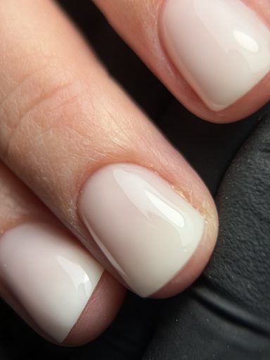 Lichte natuurlijke manicure bij Equipar