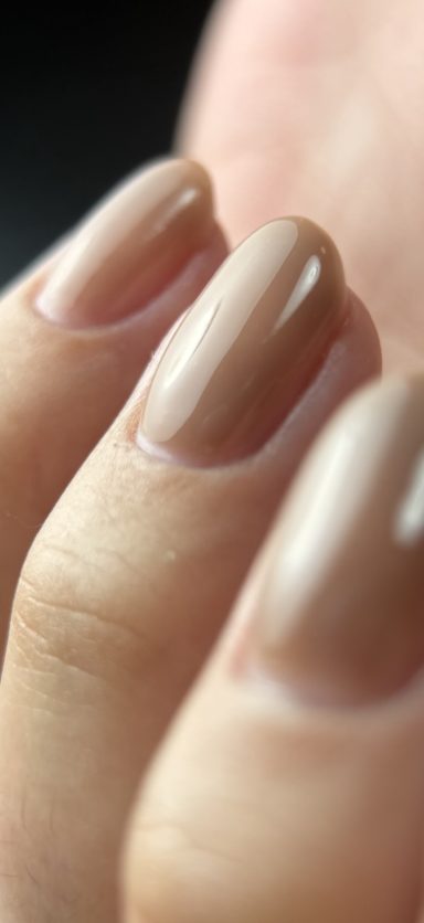 Verzorgde nagels met natuurlijke afwerking